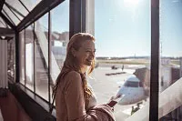 Femme à l’aéroport
